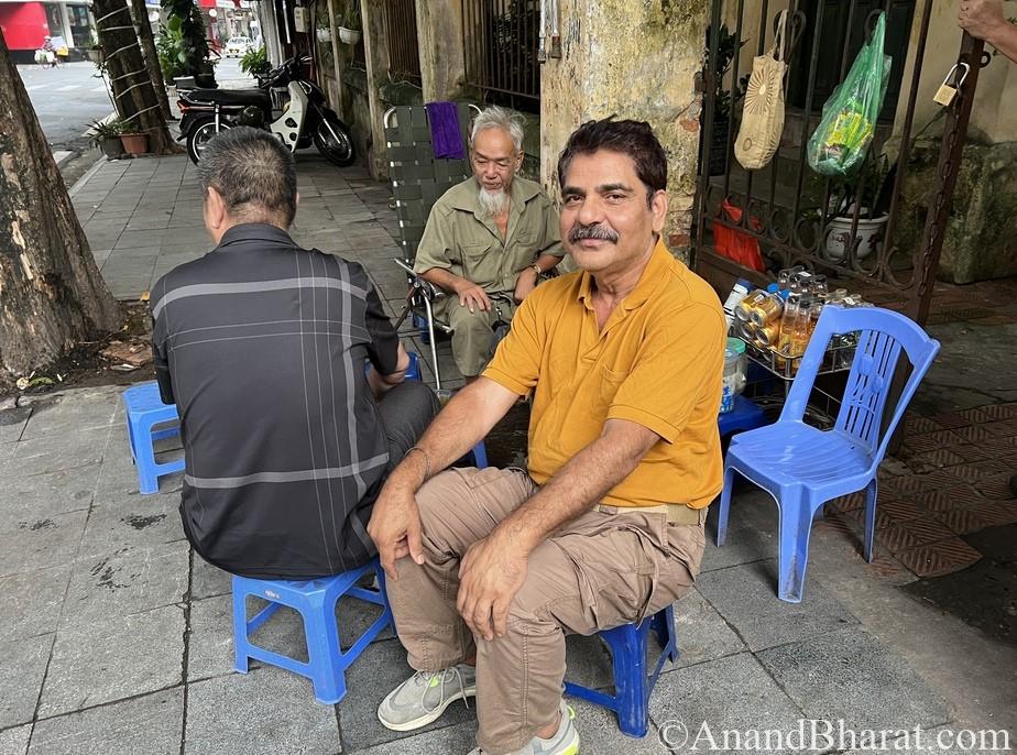 Tea vendor on the road side of Hanoi